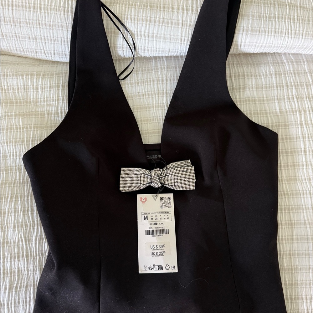 Elegant Black Sleeveless Top with Bow Accent